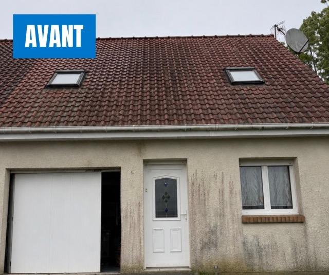 Avant : toiture couverte de mousse et façade encrassée